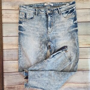 Almost Famous Women's Faded Blue Cropped Jeans